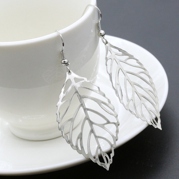 🍒5/$30-SILVER Double leaf necklace - Picture 3 of 4